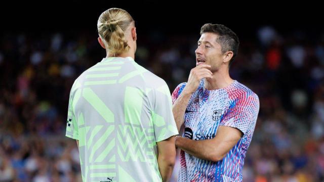 1661471981723003124.jpg Lewandowski-chats-with-Haaland.jpg