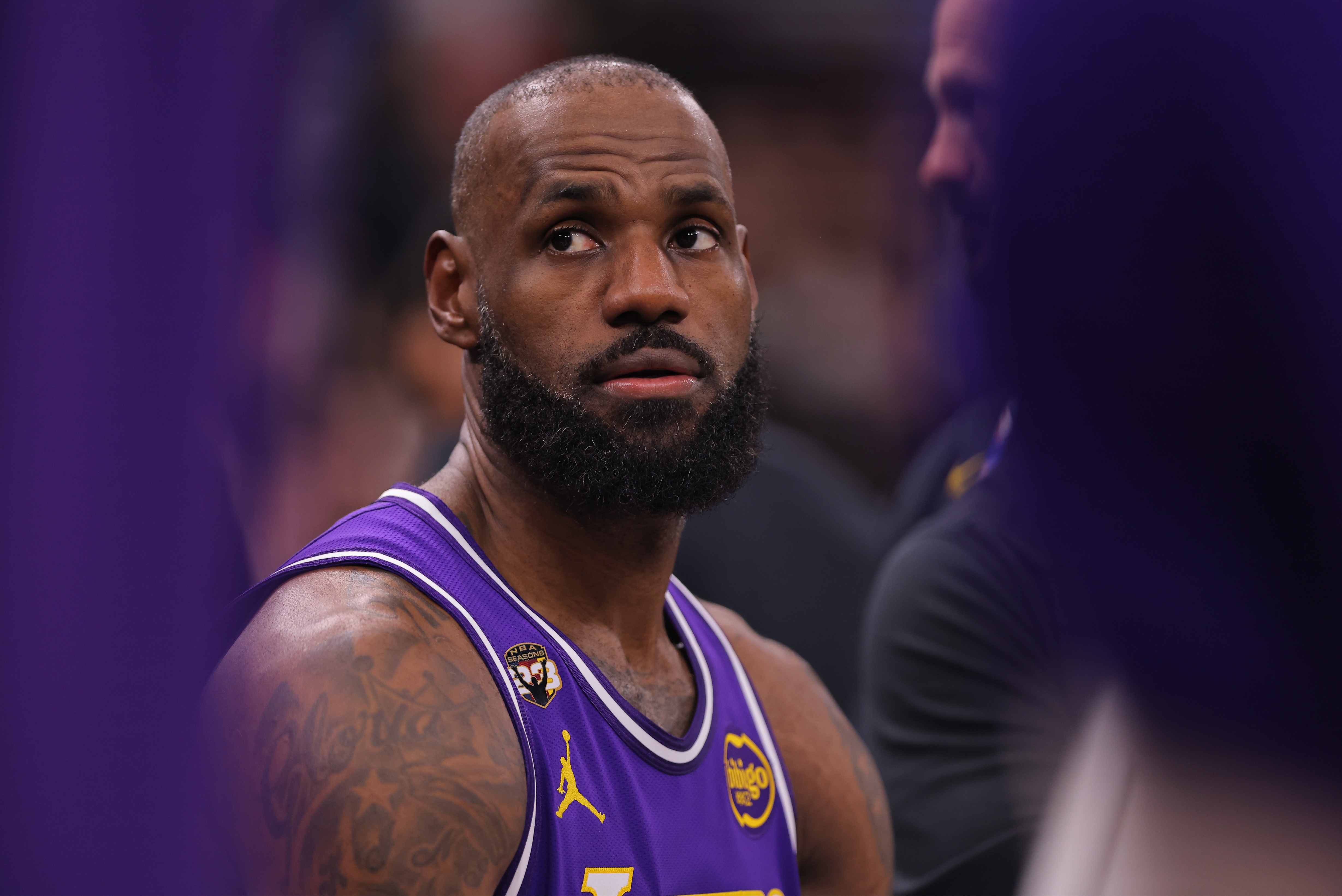 九游app-詹姆斯：背靠背客场身体很难适应不同的床和枕头 跨时区也有影响