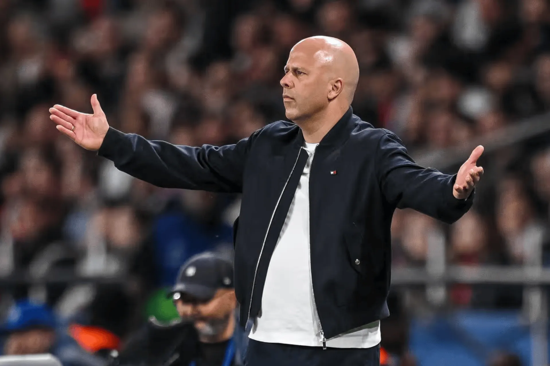 九游娱乐-跟队：斯洛特在勇敢与愚蠢间走钢丝，对巴黎三中卫险成灾难